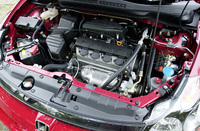 アブソルートの1.7リッターエンジン。新型ストリームは、2リッターリーンバーンを廃止。キャタライザーを小型化するなどの改良を行い、中低速トルクの向上を図った。カタログ燃費は若干下がったが、実用燃費は高まったという。