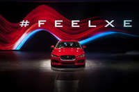 観衆の前に姿を現した「ジャガーXE」。