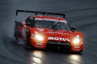 予選6位から追い上げを見せるNo.23 MOTUL AUTECH GT-R（本山 哲／ブノワ・トレルイエ組）。序盤で逆転、そのまま首位をキープし、ひさびさの優勝を手にした。