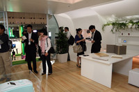 居室はアルミモノコック構造で、内部は仕切りのないワンルームレイアウトとなっている。展示では、室内の電気はすべてリーフからの給電でまかなっていた。