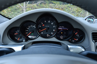「911カレラ」といえば、このスポーティーなメーターパネル。目の前にするだけで気持ちに「スイッチ」が入ってしまう。
    