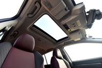 電動のスライド機構とチルト機構が備わるサンルーフ。8万6400円のオプションとして選択できる。