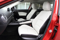 写真は「アクセラセダン2.2XD Lパッケージ」。シートにはパーフォレーションレザーが採用されている。