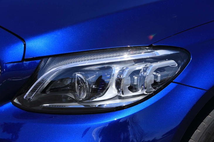 大幅なデザイン変更を受けたフロントマスク。片側84個のLEDを使用した「マルチビームLEDヘッドライト」を装備。最長約650mを自動で照射する「ウルトラハイビーム」機構も搭載している。