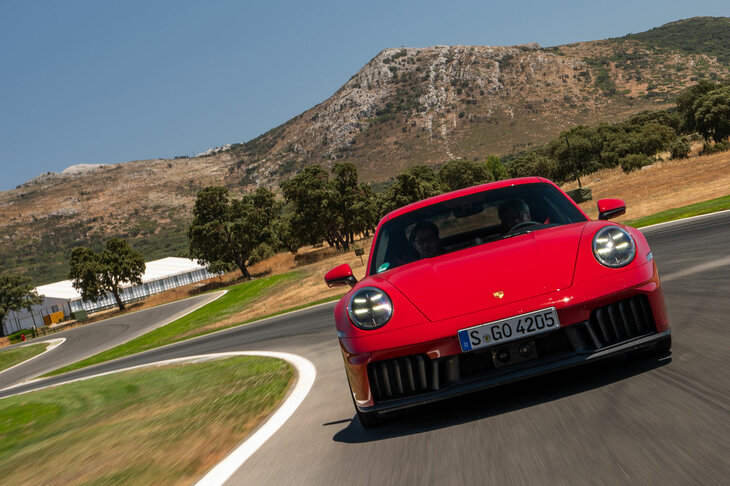 サーキットを走行する「911カレラ4 GTS」。今回の改良で、GTSシリーズのエンジンは排気量が3リッターから3.6リッターに拡大。ウェイストゲートを持たない電動のシングルターボチャージャーが搭載された。