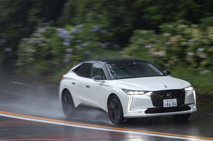 【DS 4リヴォリPureTeck】
	ボディーサイズ：全長×全幅×全高＝4415×1830×1495mm／ホイールベース：2680mm／車重：1420kg／駆動方式：FF／エンジン：1.2リッター直3 DOHC 12バルブ ターボ／トランスミッション：8段AT／最高出力：130PS（96kW）/5500rpm／最大トルク：230N・m（23.5kgf・m）/1750rpm／タイヤ：（前）205/55R19 97V／（後）205/55R19 97V（ミシュランeプライマシー）／燃費：17.7km/リッター（WLTCモード）／価格：449万円
	
	【取材時の燃費データ】
	テスト距離：298.0km（市街地1：高速道路7：山岳路2）／使用燃料：27.1リッター（ハイオクガソリン）／参考燃費：11.0km/リッター（満タン法）／11.3km/リッター（車載燃費計計測値）