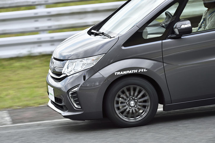 「ステップワゴン」によるサーキットテストでは、「トランパスML」の横剛性の高さをよりはっきりと体感することができた。