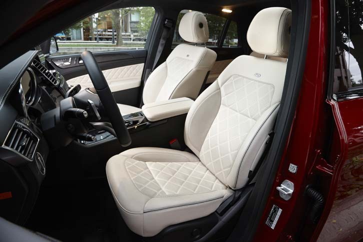 試乗車には「designo（デジーノ）エクスクルーシブパッケージ」が装着されていた。シートには本革とナッパレザー、インテリアにはレザーARTICOが用いられ、高級感が高められている。