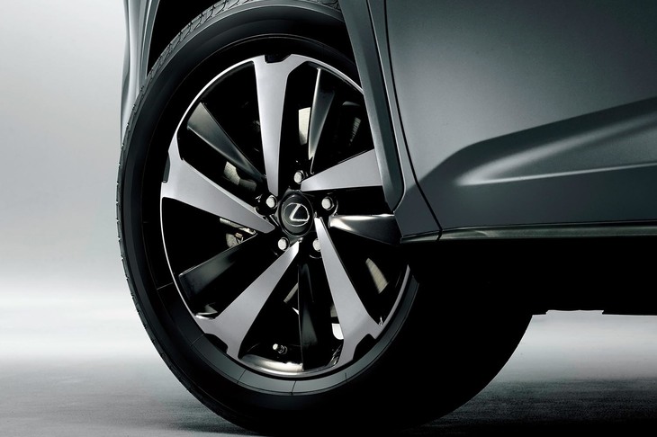 ダークメタリック塗装＋切削光輝のアルミホイール。オプションとして、ブロンズカラード切削光輝のものも用意される。