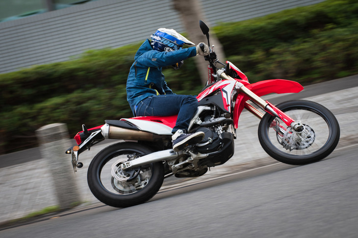 車両骨格には「CRF450R」のものをベースとした、セミダブルクレードル式のアルミフレームを採用。エンジンを支えるフレームピボットまわりの形状を変更し、ヘッドパイプまわりを専用設計するなどして、公道走行に適応させている。