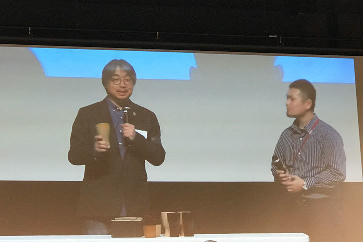 「桐の筒に入れたコーヒー豆が1年たっても新鮮なままだったことに驚いた」という小山さん（左）。「この桐のカップを手にすることで、東さん（右）の本業である桐箪笥が欲しくなってしまった」と語った。
