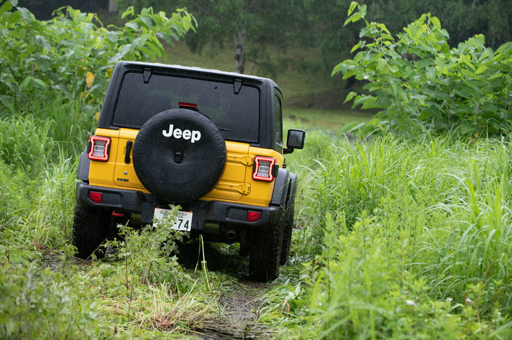 短い全長や最小回転半径の小ささに起因する、取り回しのしやすさこそ3ドアモデルの魅力。オフロードでの自由度の高さは圧巻だ。