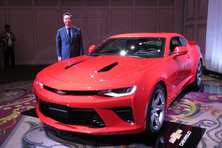 新型「シボレー・カマロ」とゼネラルモーターズ・ジャパンの若松 格社長。