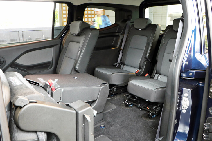 2列目シートのアレンジの様子。左側（手前）は最もコンパクトに座席を畳んだ状態、中央はバックレストのみを倒した状態だ。ちなみに「グラン カングー」にも助手席可倒機能は備わっており、最大で3110mmの長尺物を収めることができるという。