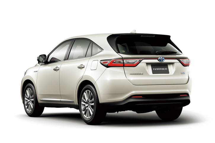 エクステリアは、フロントバンパーやリアコンビランプなどのデザインが変更された。