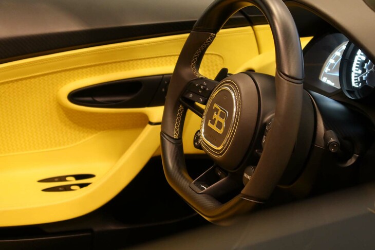 ブガッティW16ミストラル（ステアリングホイール）