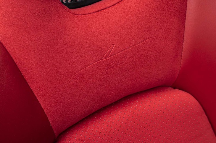 シート表皮のセンターには20周年記念ロゴが控えめにエンボス加工されている。