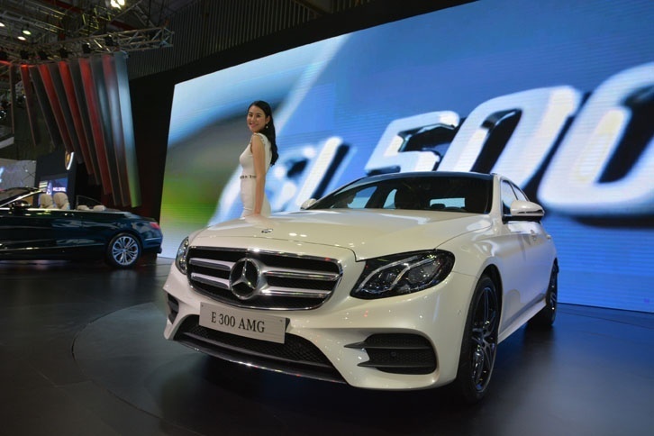 メルセデス・ベンツのメインステージに並んだのは新型「Eクラス」と「Sクラス」の「カブリオレ」だ。他にも「AMG SLC」と「AMG CLA」がアンベールされていた。素の「CLA200」は現地価格で800万円弱となっている。