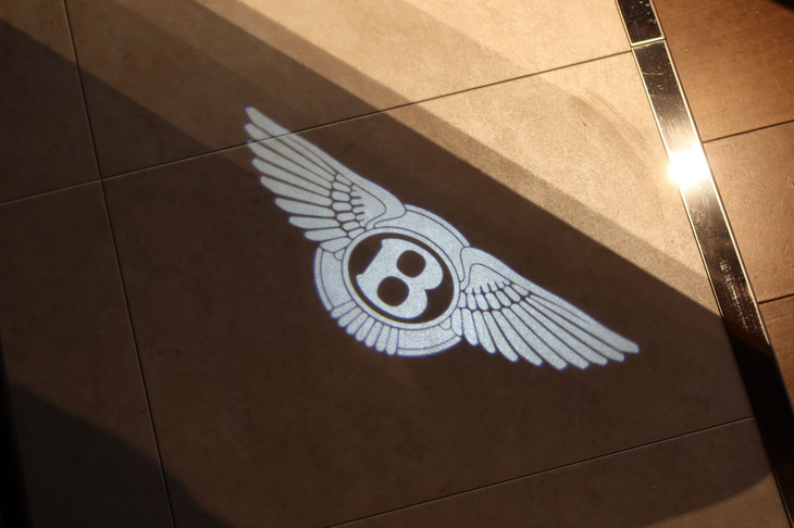 ベントレー・ベンテイガEWBアズール ファーストエディション（ウェルカムライト）