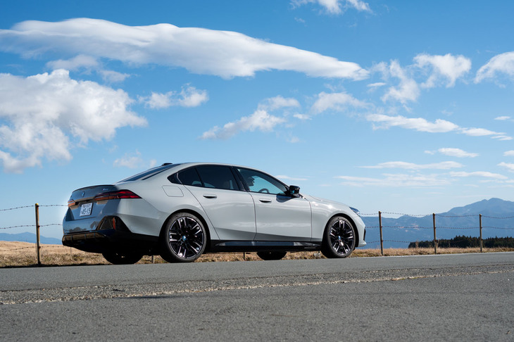 新型「BMW 5シリーズ」は1972年デビューのE12型から数えて8代目。エンジン車と電気自動車「i5」を同じプラットフォームでつくり分けている。