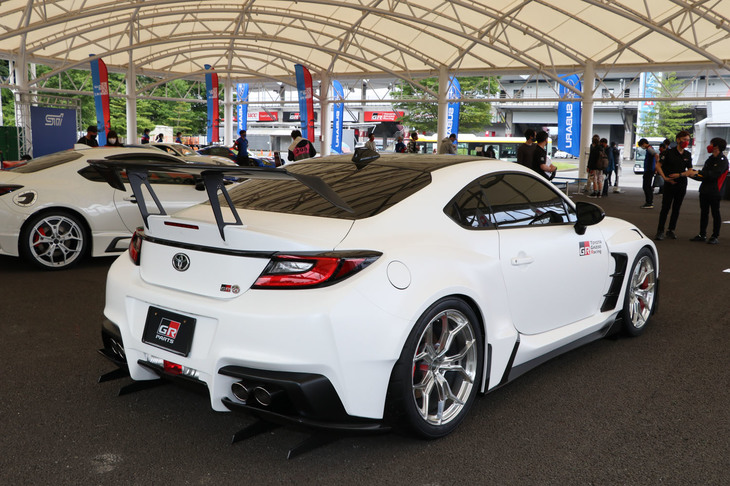 GRカスタマイズモデルのリアスタイル。フロント同様、リアフェンダーもワイド化しており、レースカーをほうふつとさせるリアウイングや大型リアディフューザーとも相まって、迫力が増している。