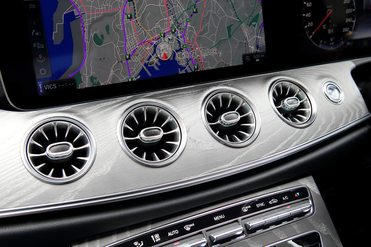 センターコンソールやダッシュボード、ドアトリムなどに採用される、グレー塗装の木目の装飾パネル。