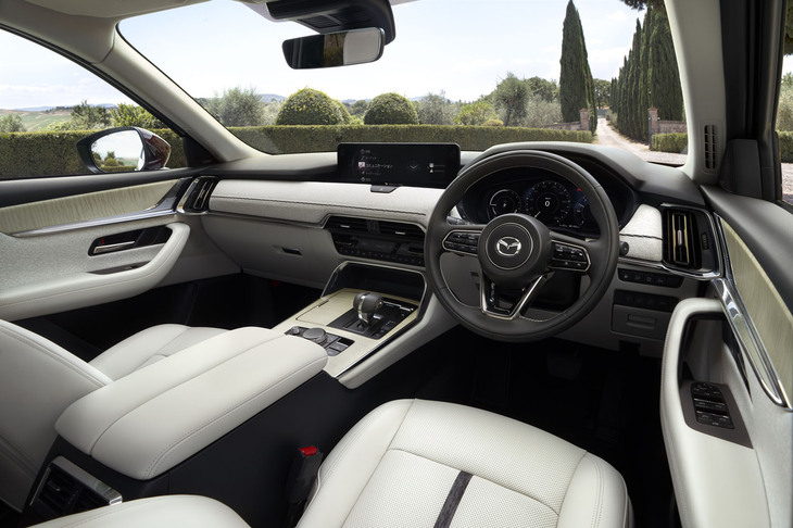 これは「プレミアムモダン」のホワイトナッパレザーインテリア。もちろんグレードごとの差はあるものの、最新のマツダ車だけにどれを選んでもがっかりすることはないはずだ。