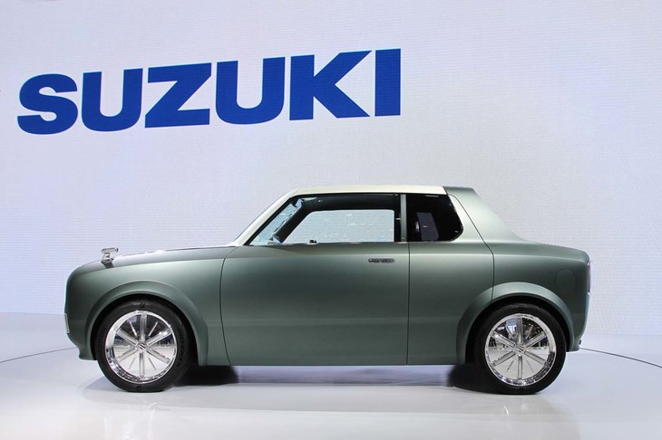 ドアは変則型の4枚。一見、2ドアクーペのように見える。