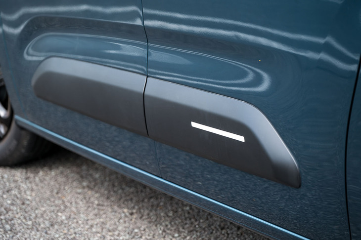 以前のエアバンプのモチーフがなくなり、全体にすっきりとした印象に。サイドプロテクターは3つあったふくらみがなくなり、白いラインのアクセントが入るだけになった。