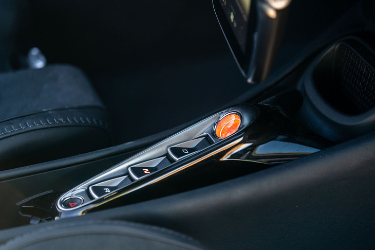 シフトセレクターは「D」「N」「R」を縦に並べたプッシュボタン式。各ボタンを大きくし、高低差もつけることで操作ミスを防いでいる。