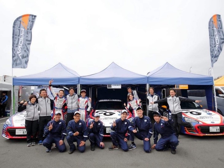 今大会のチーム全体写真撮影！ 前回よりも自由度が増えたような……（笑）。走行が始まると熱く真剣な雰囲気になりますが、その他の時間はこの写真のように、みんな自由で楽しく過ごしています。今回もディーラーメカニックさんが6人参加しました。