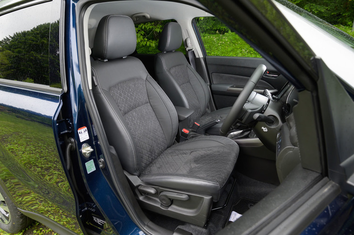従来モデルから踏襲された本革とスエード調表皮のコンビシート。運転席と助手席には、2段階で温度調節が可能なシートヒーターが備わる。