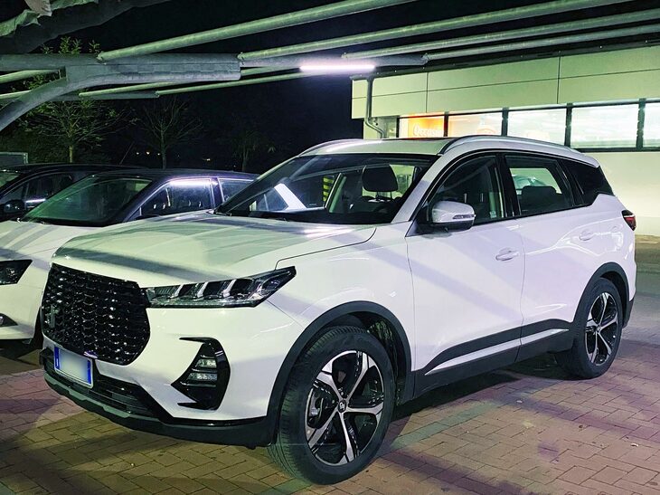 「DR 6.0」は、「奇瑞ティゴー7」の部品を「DR 5.0」と同じくイタリアで組み立て、生産したもの。2022年11月シエナ県で。