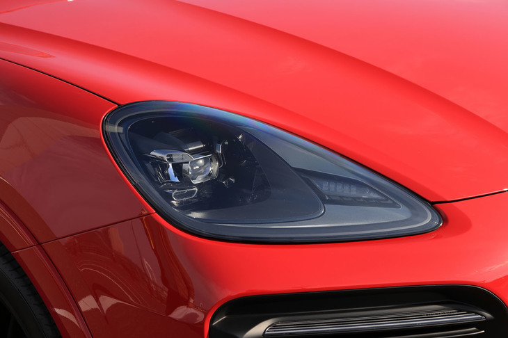 エクステリアでは各所をブラックでコーディネート。ヘッドランプとリアコンビランプにはダークカラーのティンテッド加工が施される。