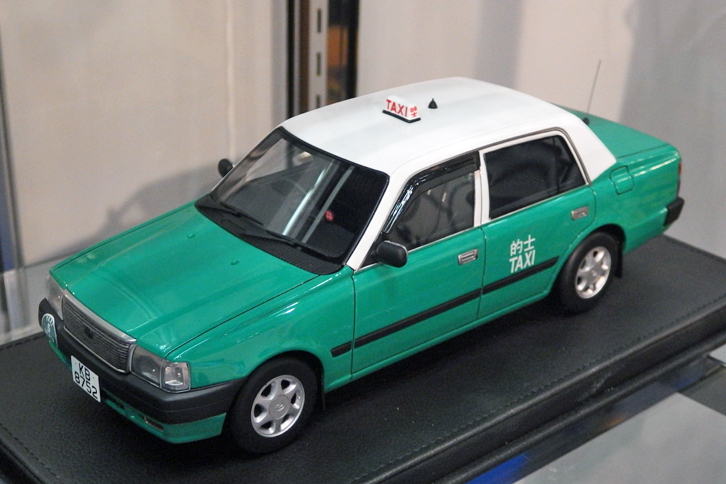 香港のブランドであるTINYのレジン製1/18「トヨタ・クラウンコンフォート タクシー」。香港の的士（タクシー）仕様で、価格は2万5380円。