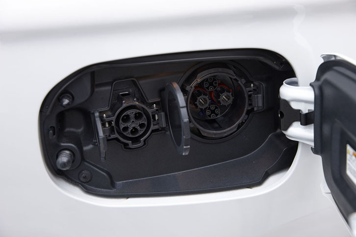 充電口は、車体の右側後部にレイアウトされている。写真左側が主に家庭で使う普通充電用で、右側が急速充電用。