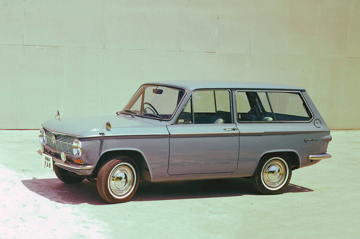 初代「マツダ・ファミリア バン」。1963年にファミリアは商用バンから始まった。クロスフローのヘミヘッド、総アルミ製というぜいたくな設計の800cc直4 OHVエンジンを搭載。