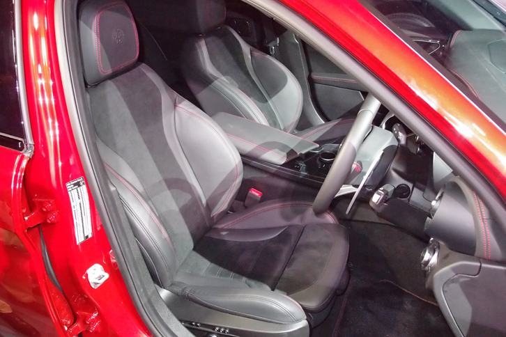 サイドサポートが大きく張り出した、「ジュリア クアドリフォリオ」のパフォーマンスシート。