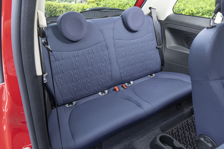 後席は2人掛けだが、大人が長時間を過ごすのは無理がある。