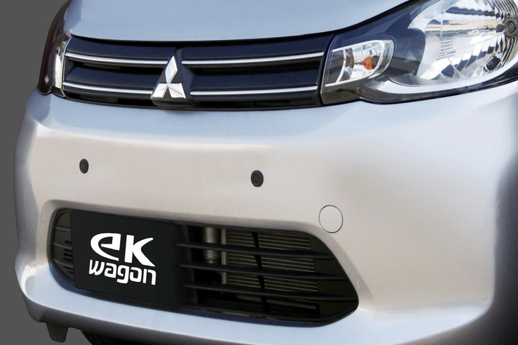 三菱の「ペダル踏み間違い時加速抑制アシスト」は「踏み間違い衝突防止アシスト」が未装着の「eKワゴン」および「eKスペース」に装着できる。