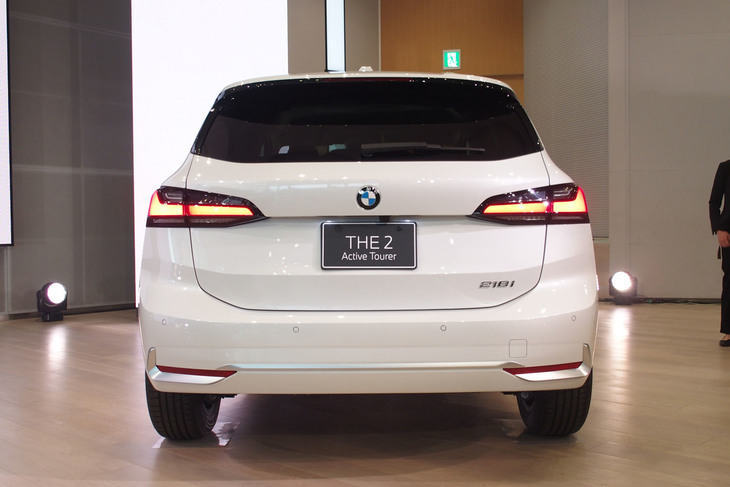 218iアクティブツアラー エクスクルーシブ（リアビュー）