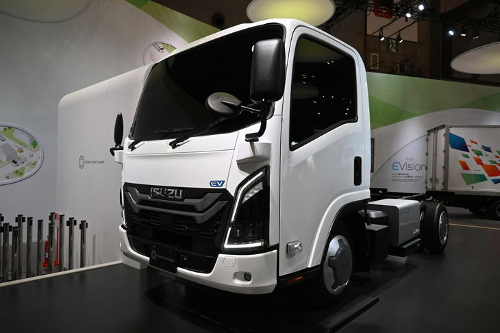 「いすゞ・エルフEV」とバッテリー交換式ソリューション「EVision Cycle Concept」の展示。