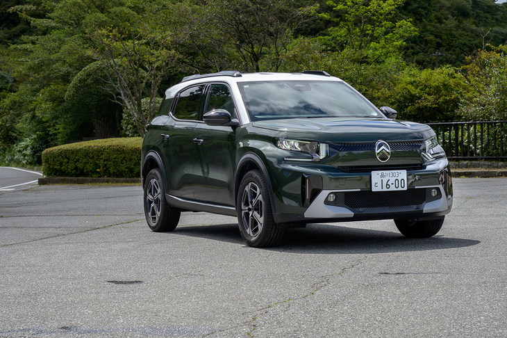国内では2026年7月下旬に発売された2代目「シトロエンC3エアクロス」。先代は「C3エアクロスSUV」を名乗っていた。今回の試乗車は上位グレードの「マックス」。