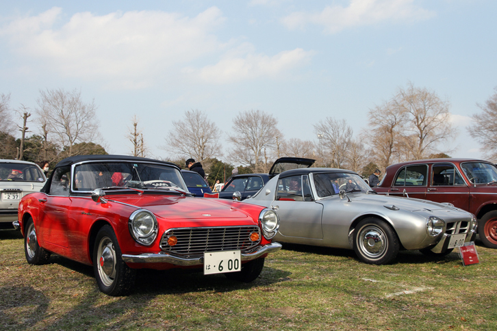 こちらもサーキットでは好敵手同士だった1965年「ホンダS600」（左）と65年「トヨタ・スポーツ800」（右）。どちらもオリジナルに近い姿を保っている。