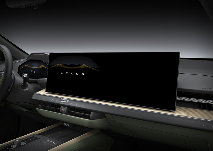 ダッシュボードには2つの大型スクリーンを並べてレイアウト。これまでのトヨタ／レクサス車には見られない新しいスタイルだ。