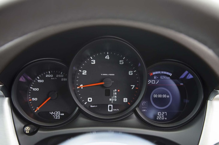 メーターパネルは3連式。右端はさまざまな車両情報が表示可能な液晶画面になっている。