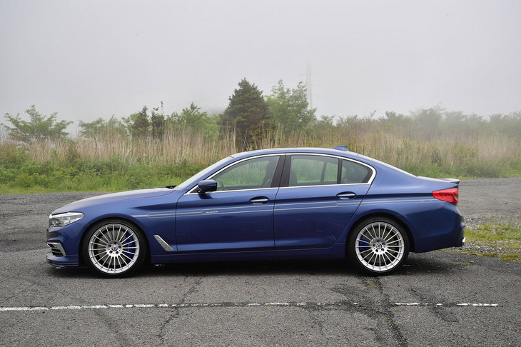 「D5 Sビターボ リムジン アルラッド」のボディーサイズは4960×1870×1485mm。ベースとなる「BMW 5シリーズ」より全長で15mm、全高で5mm大きい。