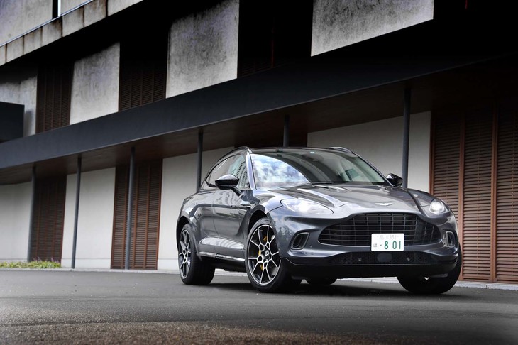 構造用接着剤を使ったアルミボディーやワンピースのカーボン製プロペラシャフトを採用することで、「DBX」の車重は同セグメントでは極めて軽量な2245kgに抑えられている。