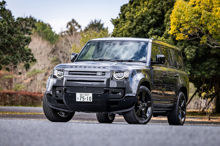 2025年モデルとして導入される「ディフェンダー130 V8 P500」に試乗。その車名にあるとおり、5.2m超のロングボディーが特徴となる130シリーズに、最高出力500PSを発生する5リッターV8スーパーチャージドエンジンを搭載したハイパフォーマンスモデルである。