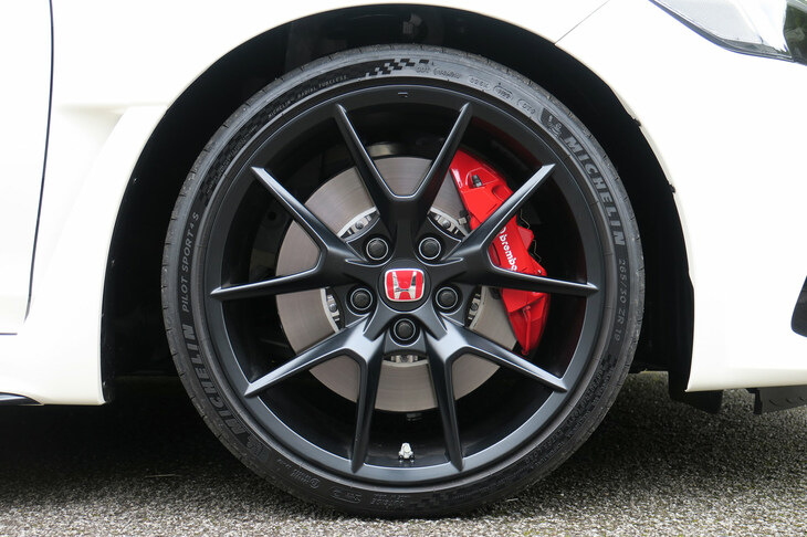 ホンダ・シビック タイプR（フロントタイヤ＆ホイール）